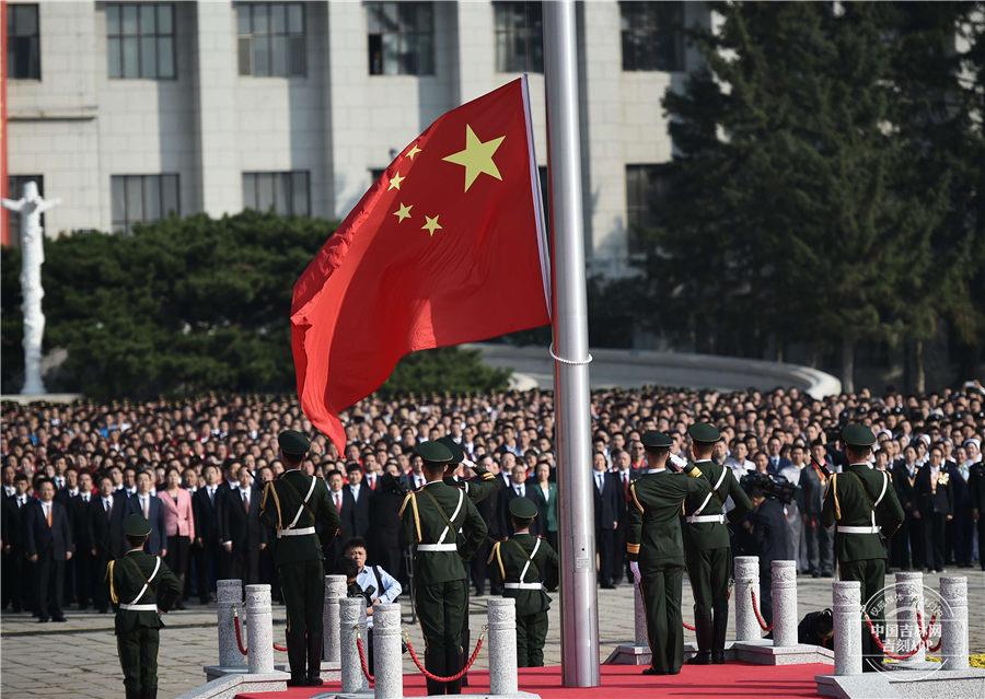 升国旗,3500余人长春文化广场齐唱国歌为祖国庆生!_中国