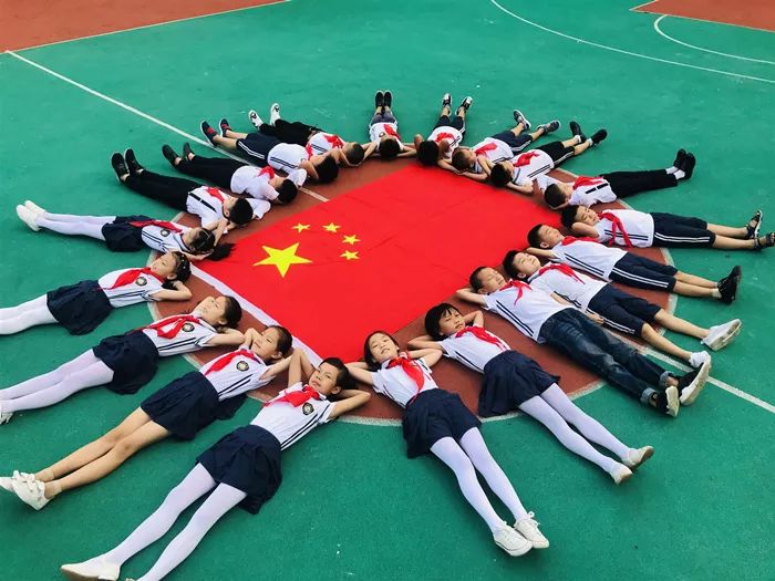 织金县共青团员少先队员展爱国风采