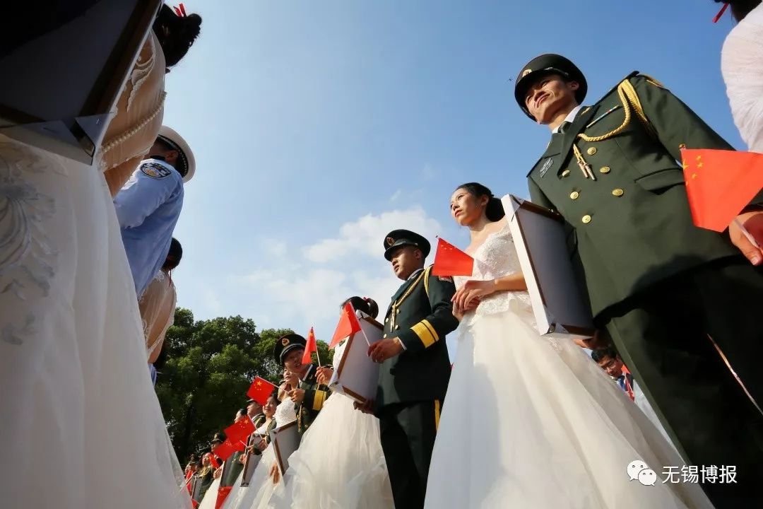 江阴新婚夫妇向革命烈士献花!