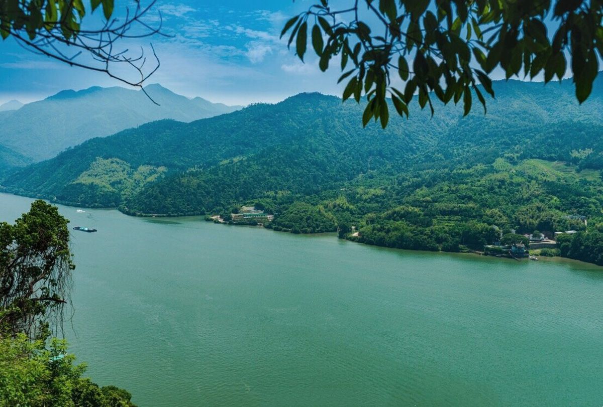 潇洒桐庐使君无一事心共白云空