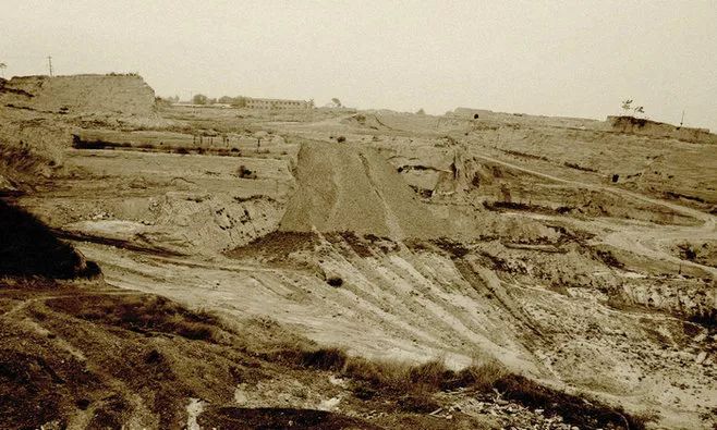 所辖区域位于临潼区西南角,地理位置远离城区,加之窑村机场军用性质