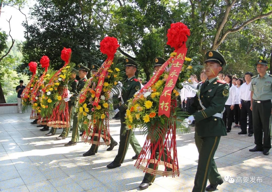 江栋才等区领导向烈士敬献花篮,并整理缎带和挽联.