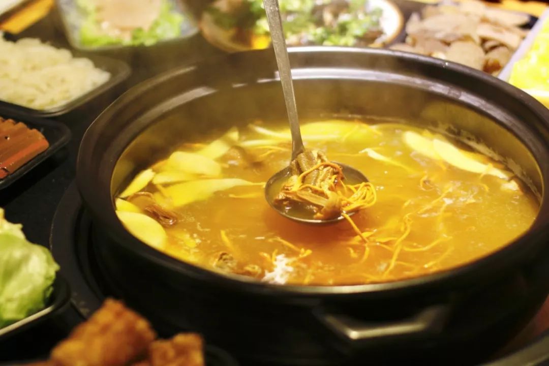 喝不够的牛骨汤野生菌锅底配上巴掌大的雪花牛肉,这家店成了丽水"国民