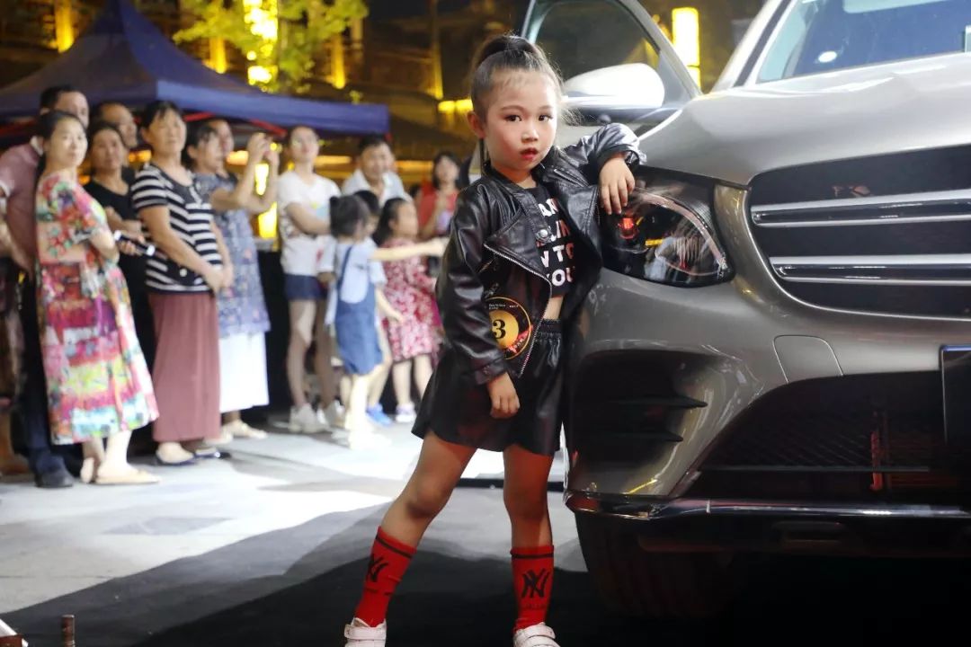 这一群小精灵惊艳了河街的秋夜