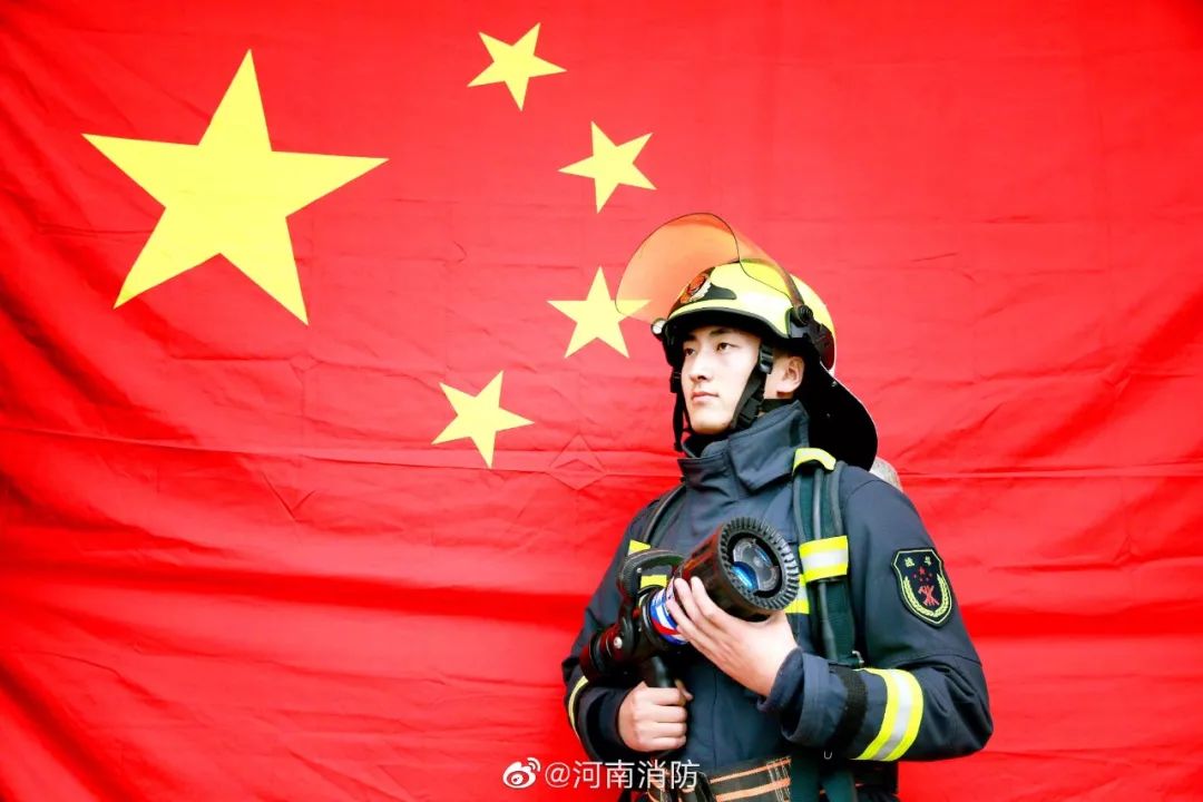 我和国旗同框锦绣中华 盛世华诞我们是广东消防,我爱你,中国!
