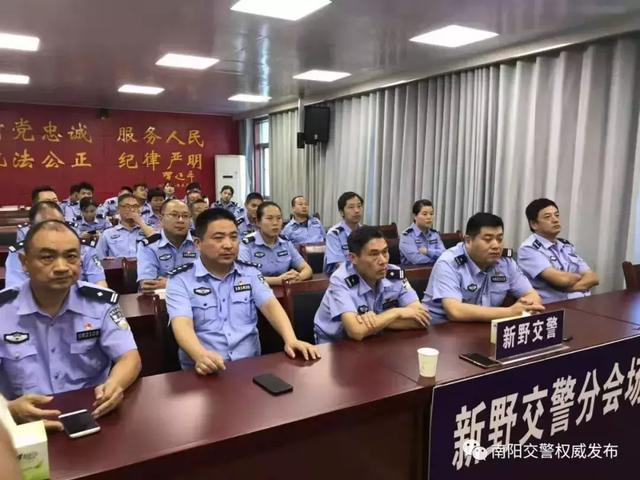 唐河,西峡,淅川,新野,镇平大队利用执勤工作间隙,组织民警观看国庆