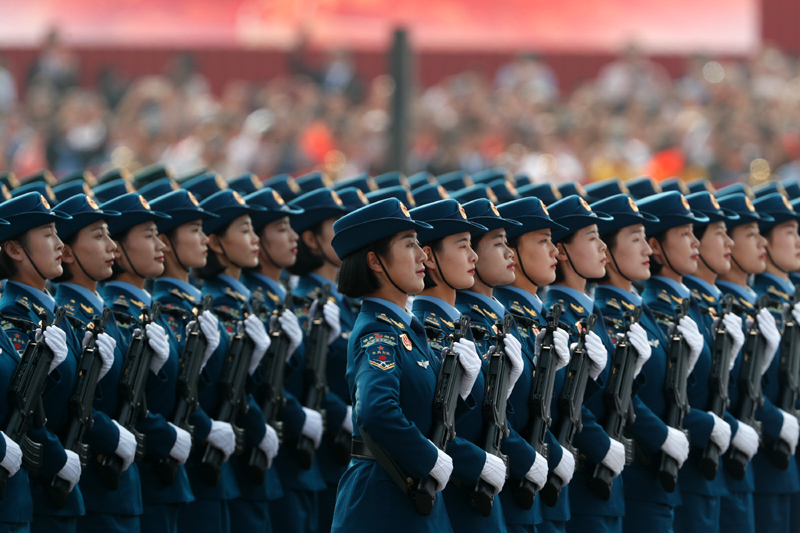 英姿颯爽的女兵方隊,領隊是二位女將軍程曉健少將,唐冰少將.