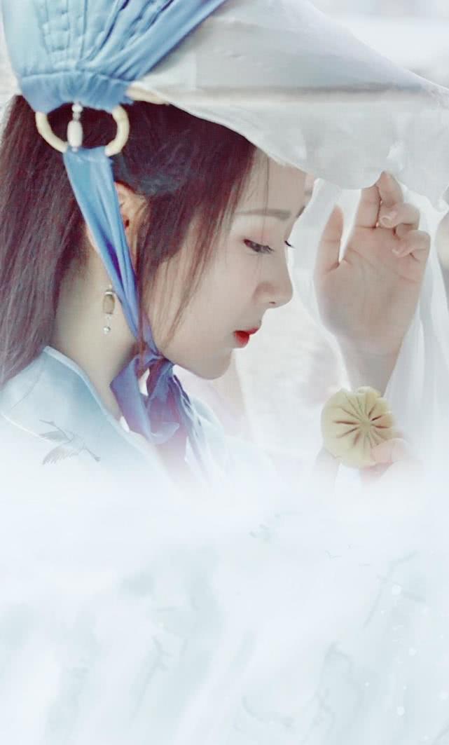 纯白雪衣的小姐姐,宛如一位仙子