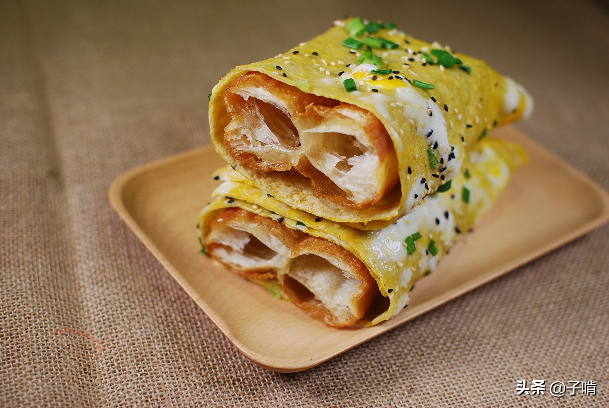 10元的豪华煎饼果子,把刚炸的大油条卷进去,吃完这一个就撑了