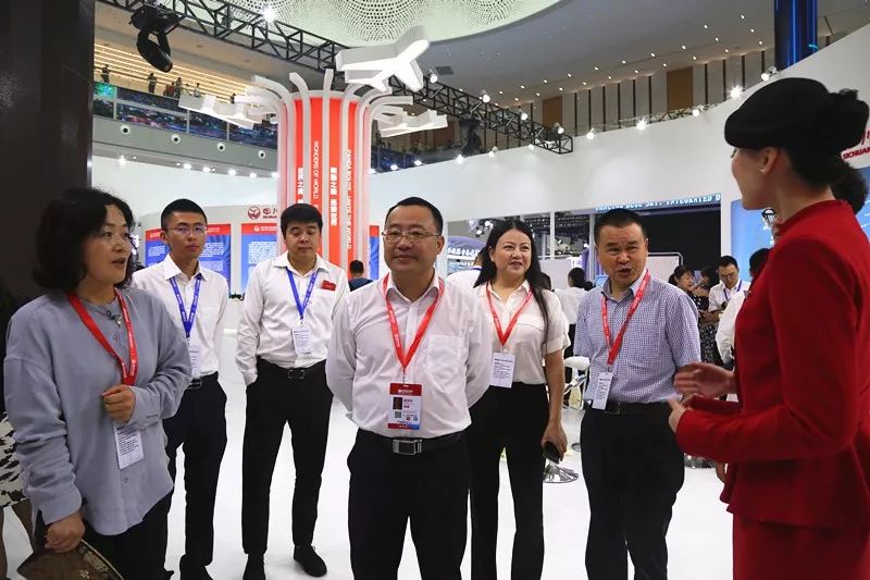 航展来了广汉市领导及社会各界人士参观航展展馆