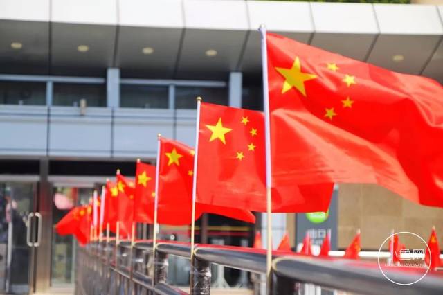 100000 面国旗遍布全城,中国红太震撼了,刷爆朋友圈!