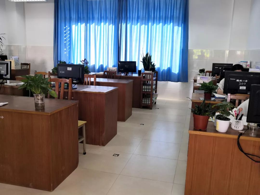新兴一中优秀教师办公室评比