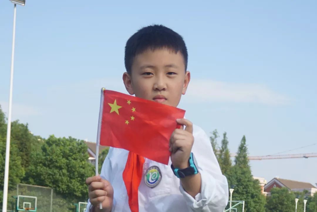 高唱祖国赞歌——鄞州区实验小学教育集团举行迎国庆系列活动_国旗