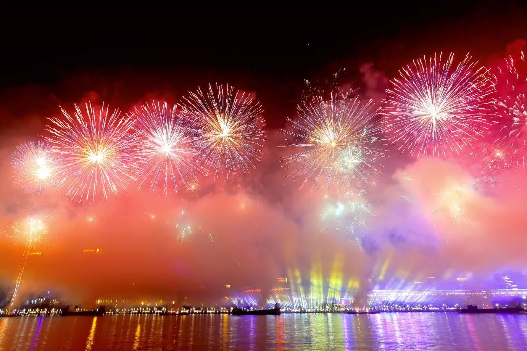 今夜广州太美!珠江上烟花比心为祖国庆生,塞车迟回家也愿意