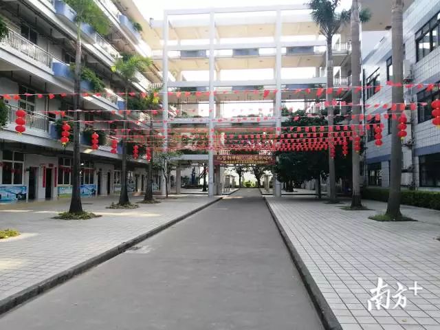 视频国旗护卫队升旗音乐班歌唱濠头中学师生高喊祖国万岁
