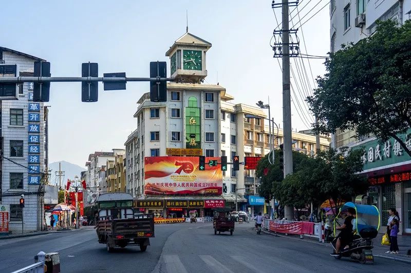 走在灌阳县城的各个街道,一面面悬挂在灯杆上的五星红旗迎风招展,在