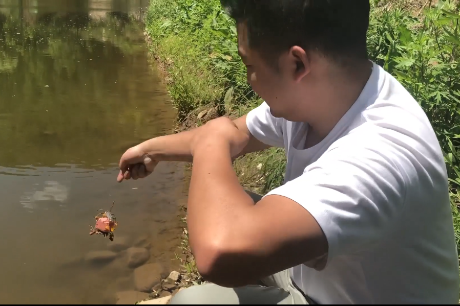农村小伙水库搞鱼扔了一副地雷钩结果搞了只破鞋