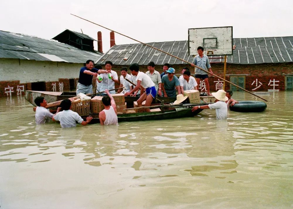 741991年7月,安徽境内遭受百年不遇的特大洪水灾害四处职工积极抢险