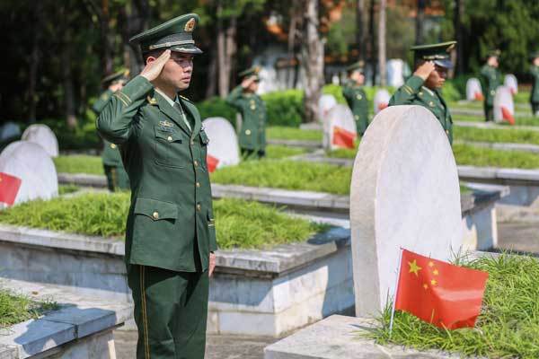 烈士纪念日 武警云南总队红河支队官兵向革命先烈敬献鲜花