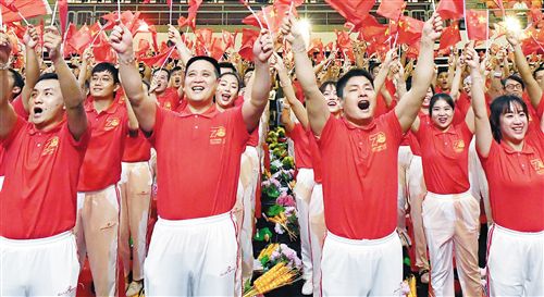 南宁各族人民手持国旗欢呼,深情表白祖国(记者梁枫/摄)