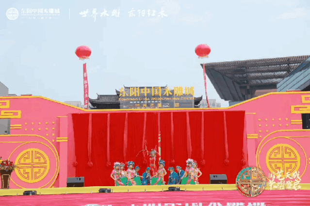 为了庆祝东阳中国木雕城盛大开业,现场不仅有国潮礼仪迎宾表演,更有