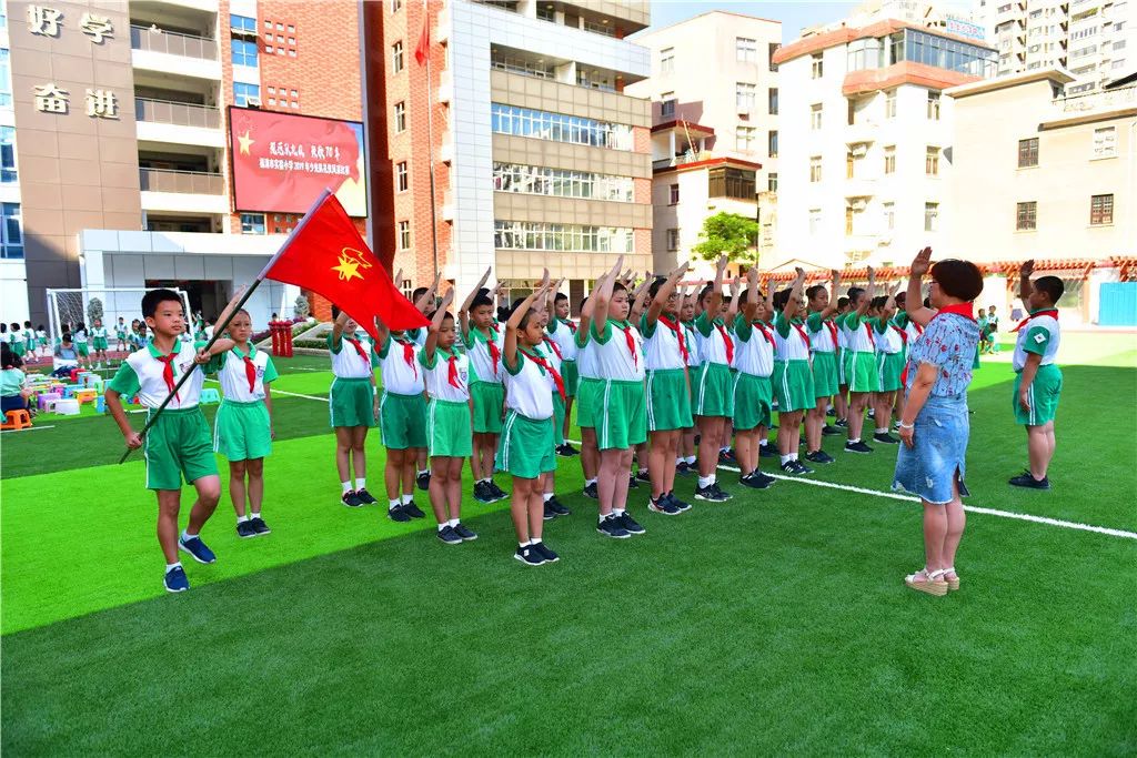 【幸福校园】规范队礼仪 致敬70年——福清市实验小学开展2019年少先