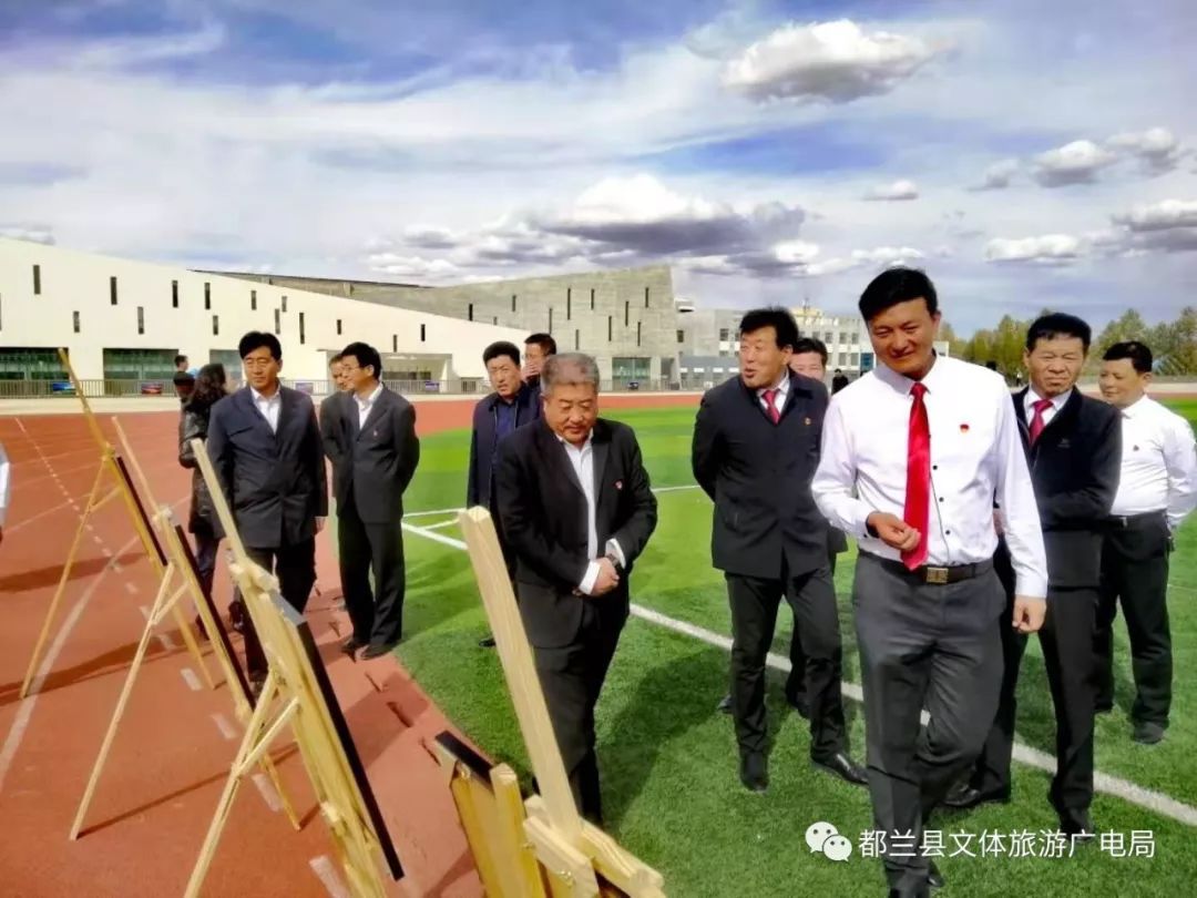 县委书记焦胜章,县长马永安带领县级领导干部参观文体设施