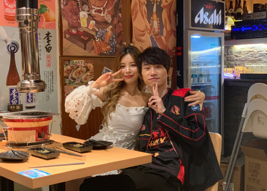 b在刚加入lpl的时候并没有太多人认识他,但是自从去年加入了fpx之后