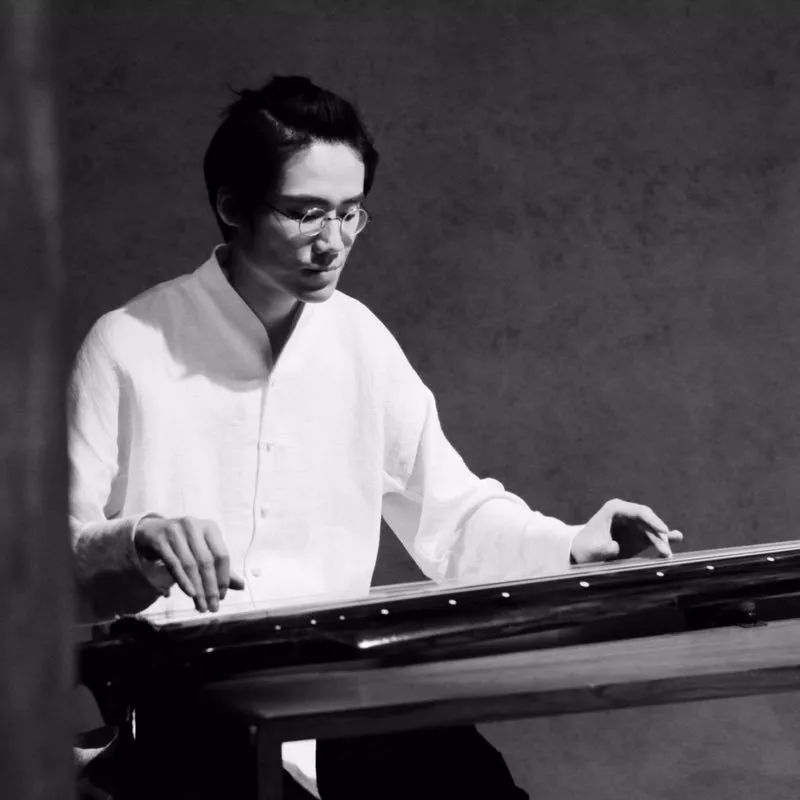 唐彬,师从古琴演奏家龚一先生.