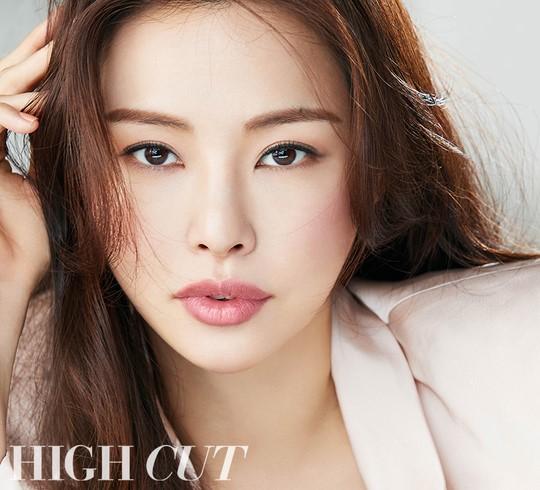 韩国女艺人李哈妮最新杂志写真曝光