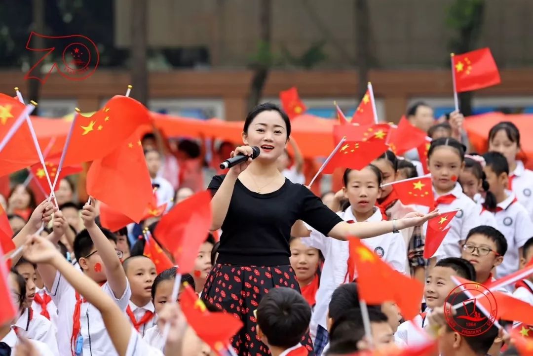 假期的学生宝宝也来红旗旁向祖国表白跟国旗来一张简单粗暴的大合照