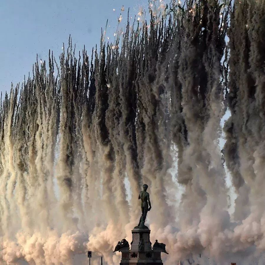 今夜在天安门前负责放烟花的人叫蔡国强