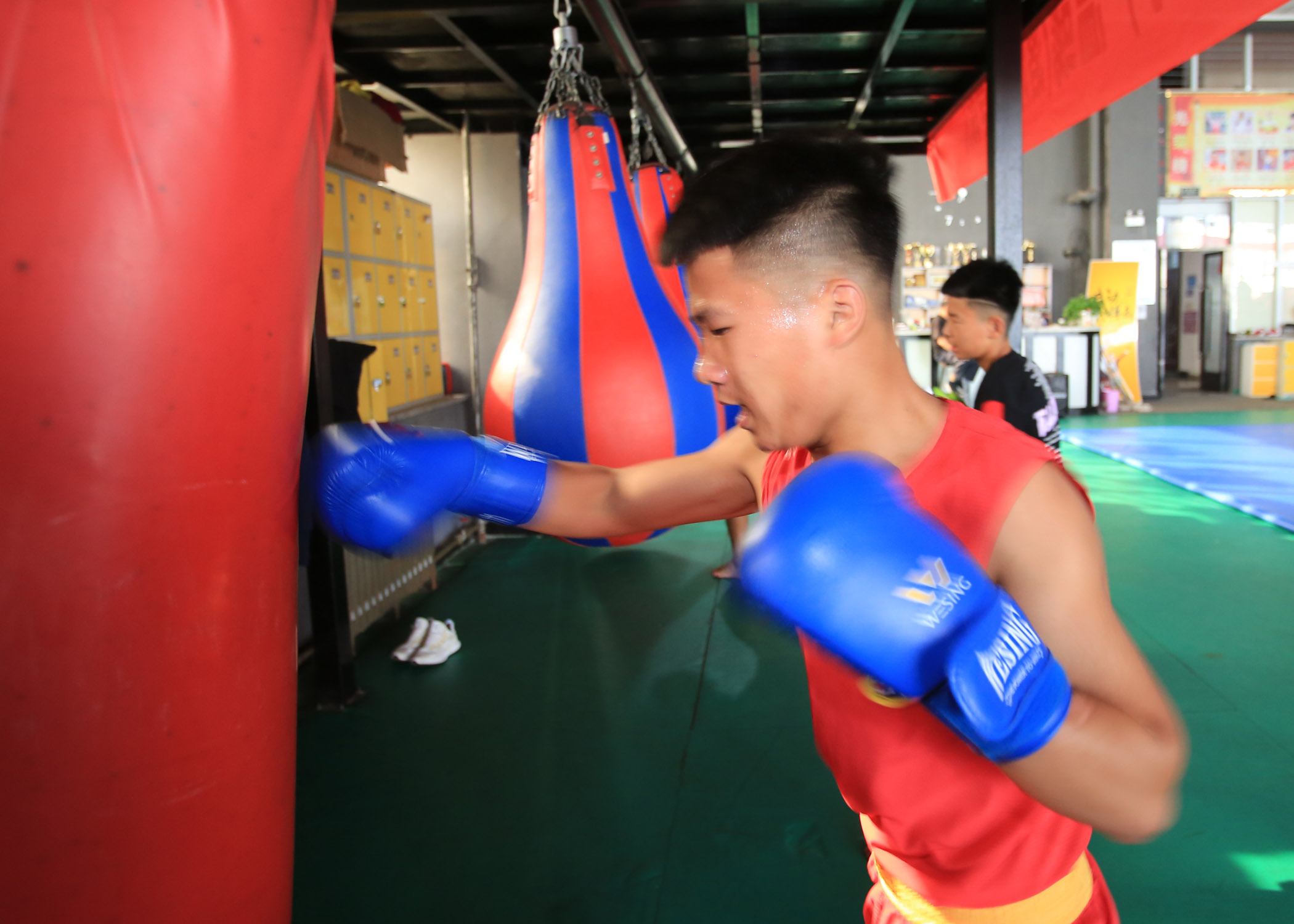 长治体育运动学校散打队组织全体学员观看了阅兵盛典