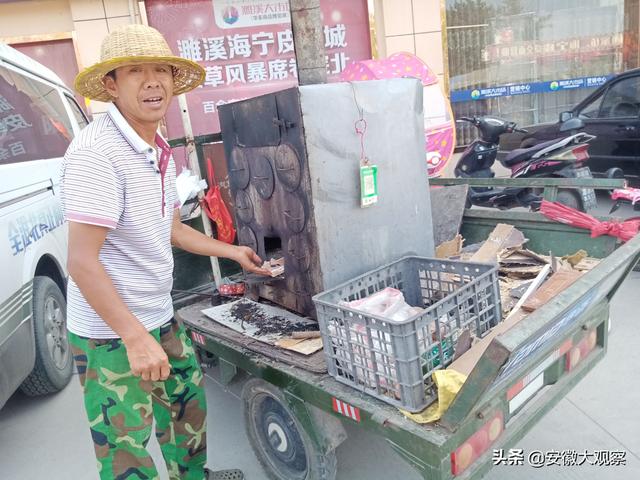 去年,他投资5000元,够买一辆电动三轮车和一台烤红薯的炉子,干