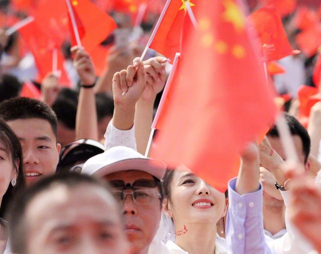 原创佟丽娅简约穿搭现身阅兵礼手拿红旗满脸自豪气质清新美貌出众