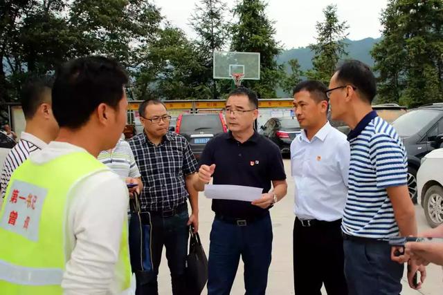 9月26日,柳州市住建局秦长春局长(右三)到融安县长安镇泗朗村调研农村