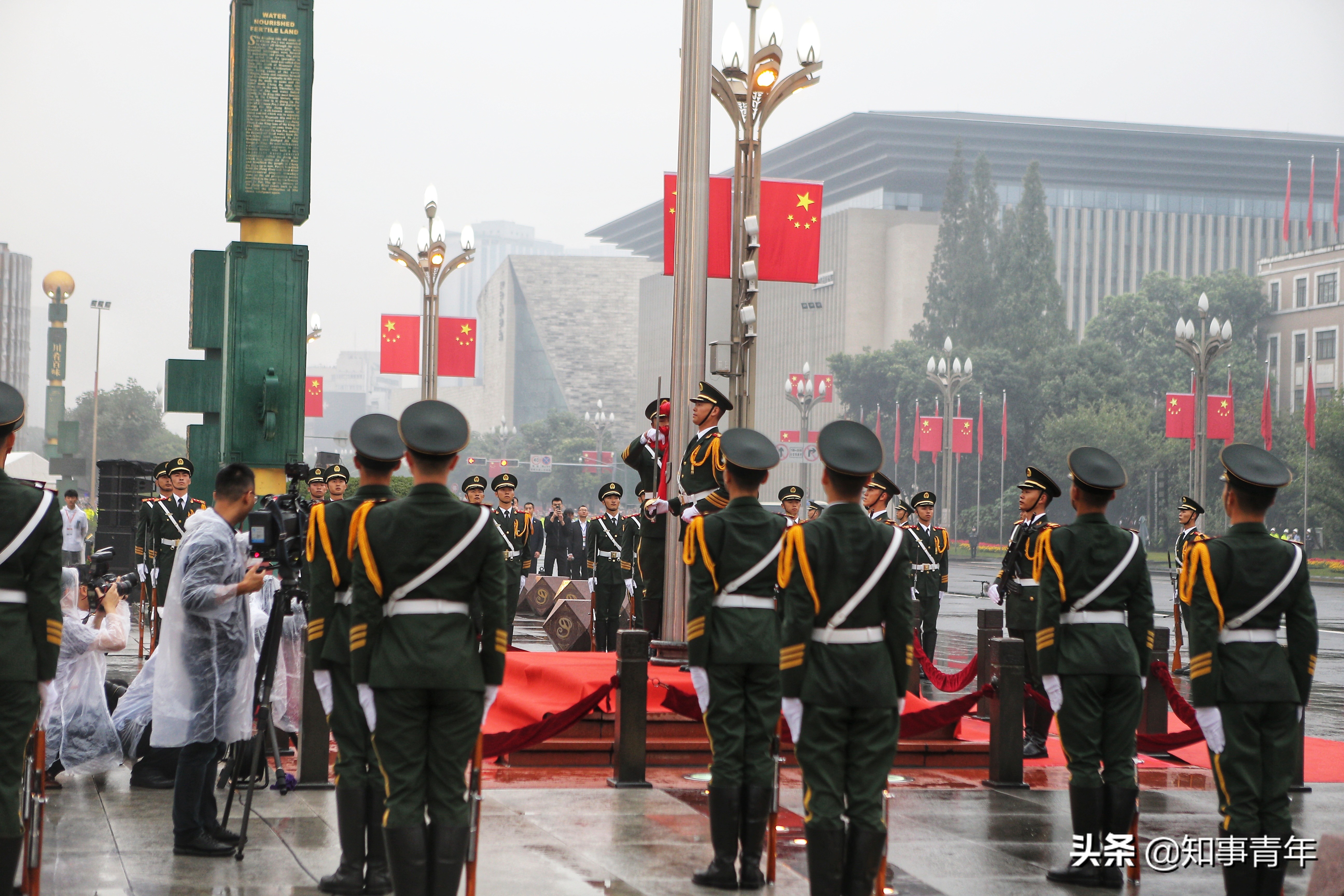 超燃瞬间丨成都市天府广场国庆升旗仪式,现场精彩图集汇总