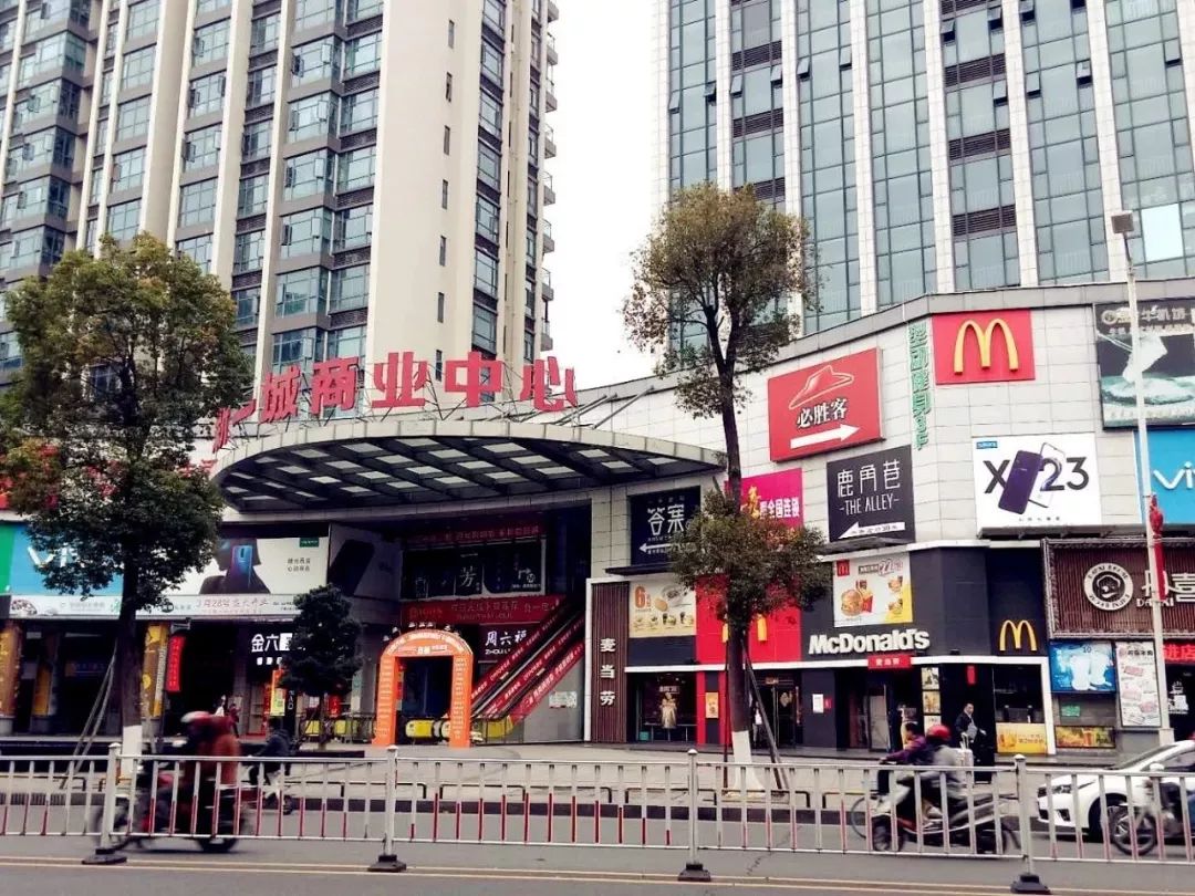 除了合胜百货,你转个弯走几步就能来到新一城,它们的对面就是龙湖村.