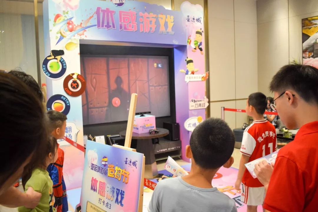 *现场实景图诸如套圈之类互动游戏则是小朋友们的天下*现场实景图小编