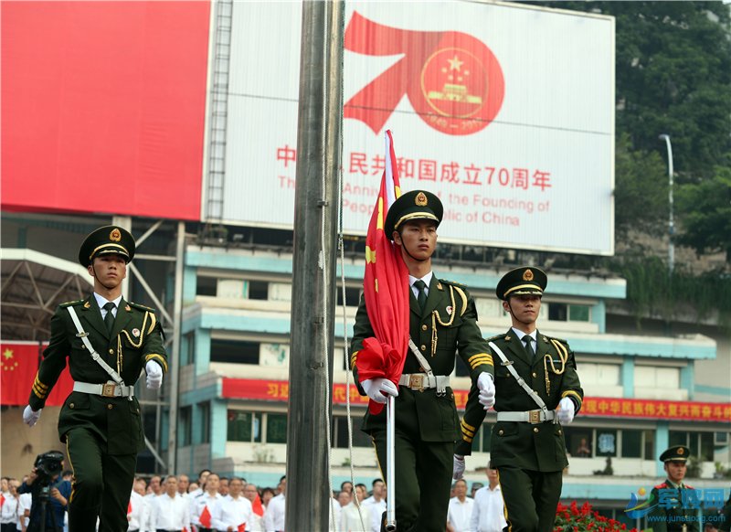 各地官兵隆重举行升旗仪式