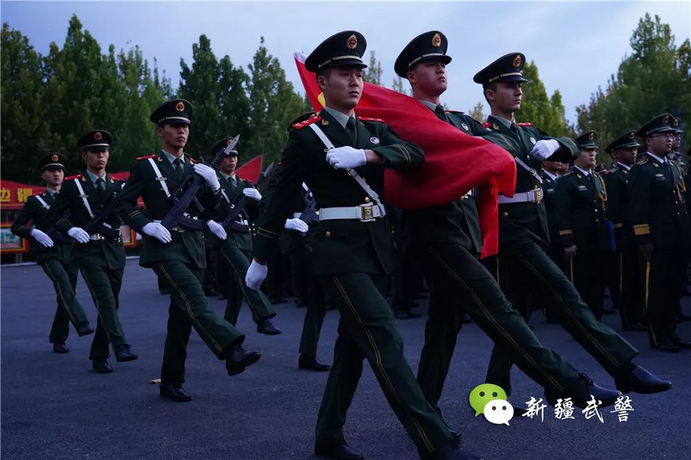 清晨,当第一缕阳光穿透东方的云彩,九名英姿飒爽的护旗手肩扛红旗,迈