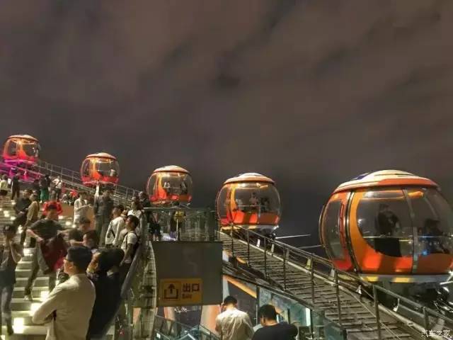 排队等着坐南瓜车摩天轮坐在广州塔顶摩天轮里的我和珠江夜景好炫目好