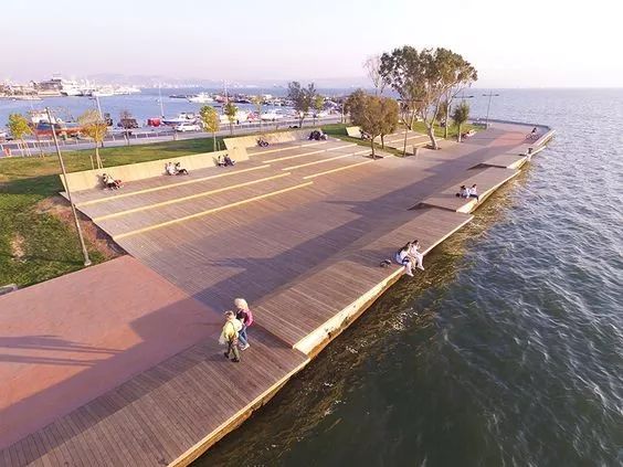 让人360度无死角亲近水像是悬空在水面的木平台增加更多的空间让钓鱼