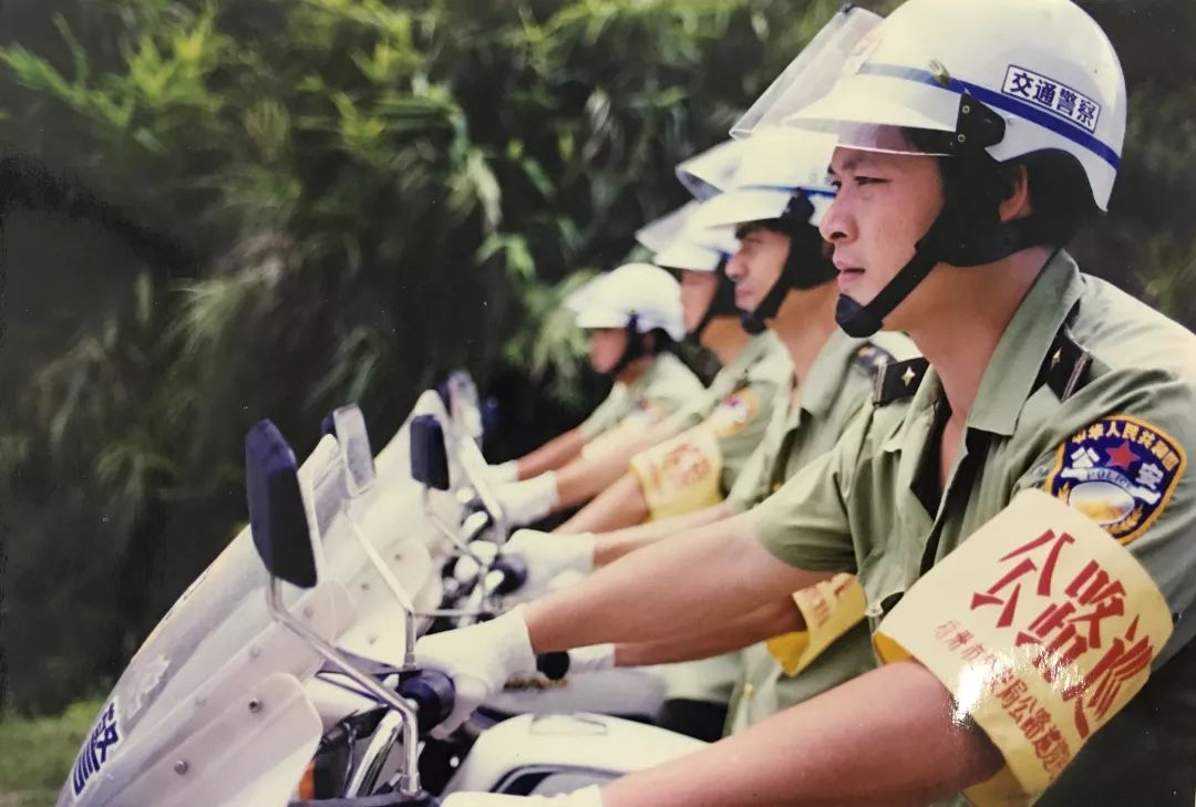 90年代,民警在浔江水域开展巡逻▲ 警用边三轮摩托车▲ 20世纪90