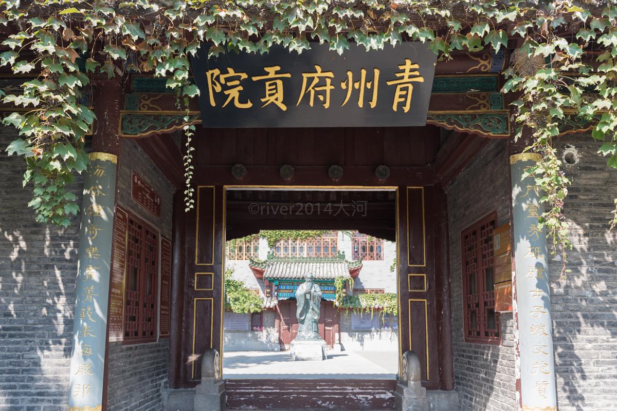 在过去是古城中最为重要的一条东西走向的大街,街边坐落着官府衙门