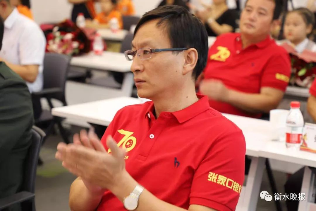 观看完阅兵式后,史振平激动地说:"人民军队是威武之师,有了强大军队的