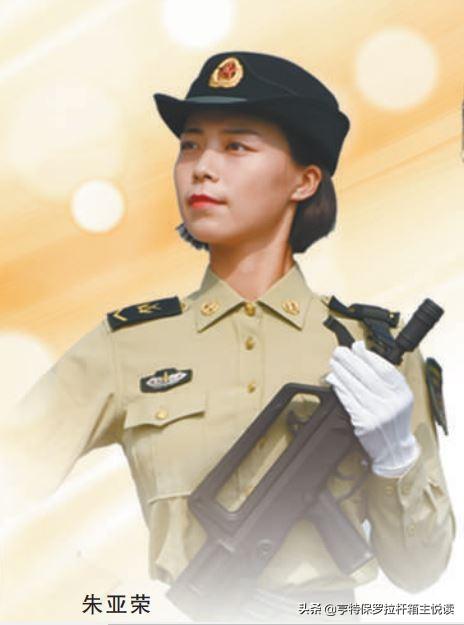 英姿飒爽的女兵方队走过来了,领队是二位女将军程晓健少将,唐冰少将.