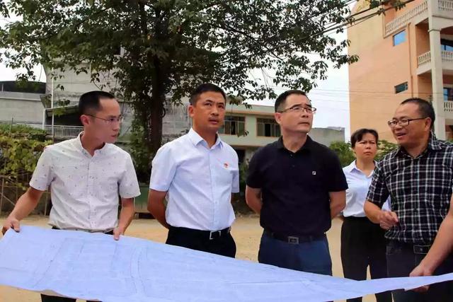 9月26日,柳州市住建局秦长春局长(左三)到融安县长安镇北府寨调研棚改