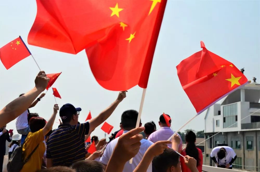 70米高塔升国旗祝福祖国艺术长廊开设创意市集你不来康康