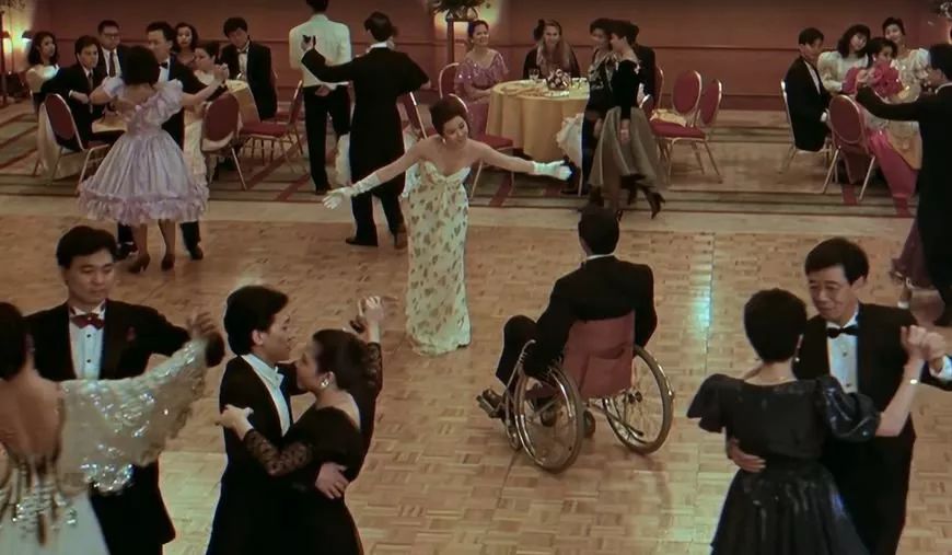 钟楚红后来在《纵横四海》里穿着高跟鞋,与轮椅上的周润发翩翩起舞的